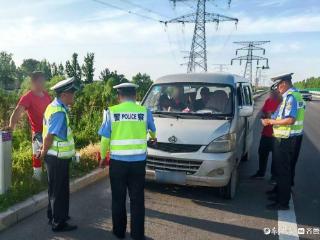 别让安全被“挤”走！面包车超员上路被查处