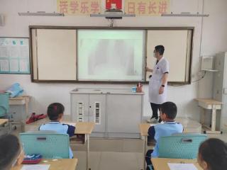 预防青少年脊柱侧弯，招远市志愿服务直通车小分队开展宣教活动