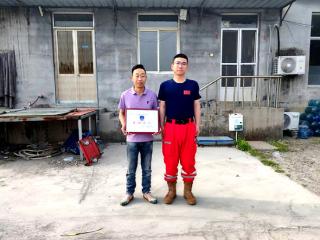 青岛泽峰山泉有限公司获“水润蓝盾”牌匾：以点滴善举践行社会责任 呼吁全民共筑爱心长城