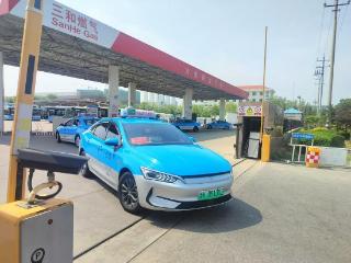 贴标为约，威海爱心车队护航高考