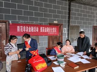 工行安龙支行上门服务解“薪”忧