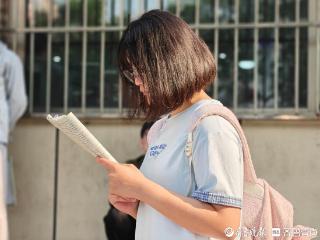 再看一眼复习资料，山东2025年高考语文科目即将开考