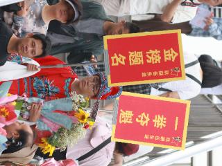 红衣旗袍擎金葵！河南高考首日，家长花式送考藏满爱与盼