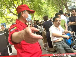 消防安保工作人员疏导交通助力高考