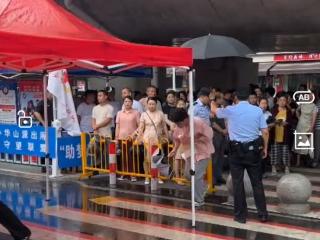 ﻿六安：护考民警用雨伞为考生“摆渡”