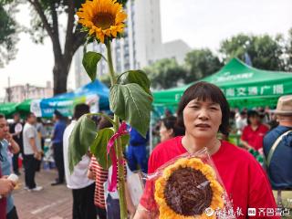直击山东高考｜从向日葵到红色T恤，考场外家长们的仪式感