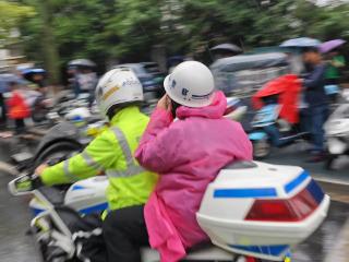 高考首场一考生跑错考点 铁骑冒雨助力火速“转场”