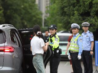合肥“00后”女警考点执勤遇到当年老师