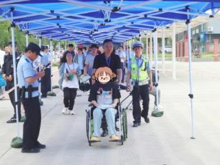 池州：为受伤骨折考生“定制”课桌 3名老师监考“一个人的考场”