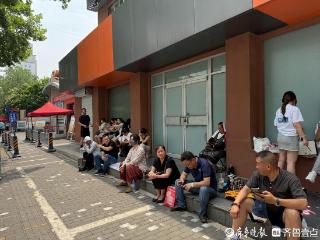 考场外的“陪烤”：济南七中考点外家长静等学子