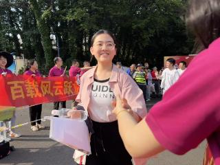 青岛5万余名考生奔赴高考考场，老师、家长温暖护航