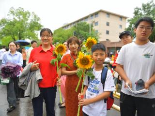 “一举夺魁”！家人手捧自家种植向日葵送考