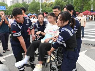 阜南县：志愿者和考务人员抬骨折考生进考场