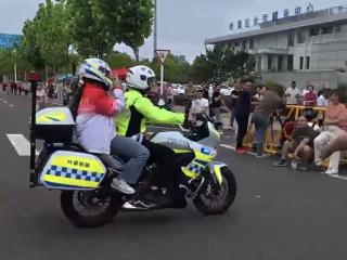 考生忘带准考证，六安叶集交警铁骑10分钟送回