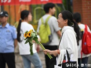 鲜花拥抱送考生，考场外一片温情