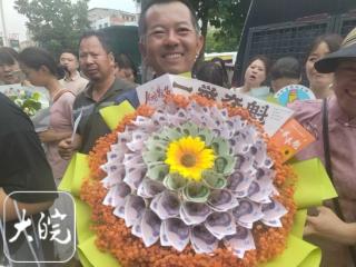 考生家人的“花式”祝福（组图）