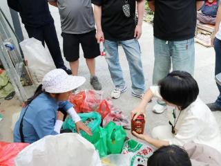浙西这个只有10来位留守老人的小山村，昨天因为杭州来的一批饭店老板，沸腾了