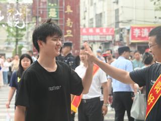 儿子高考不用陪，他为其他高考生“送考”