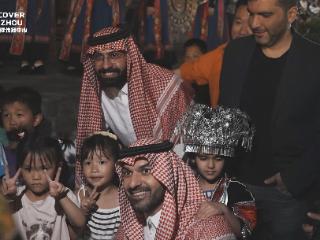 打卡世界最大苗族聚居村寨，沙特友人来西江千户苗寨了 Tourists from Saudi Arabia visited Xijiang Miao Village in Guizhou, SW China.