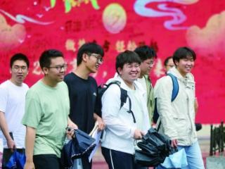 高考首日，南京市3.3万名考生从容应考