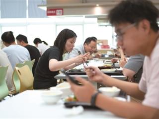 杭州有老年食堂推出“轻食营养餐” 38岁大哥吃了半年，减了30公斤