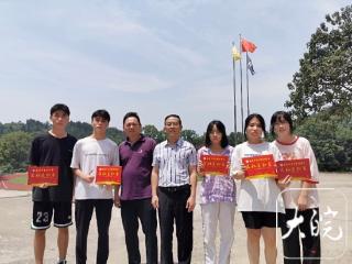 安徽首例五胞胎同时高考，父亲希望孩子们将来不辜负社会各界的帮助与支持