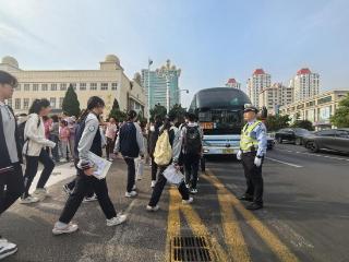高考考场外，交警筑起“安全护考屏障”