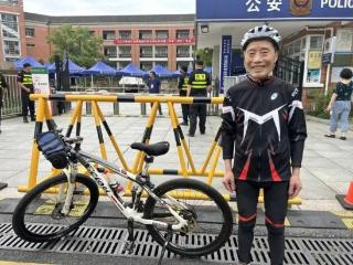 “高考这么个重要时刻，我熬不牢肯定要来的！”杭州79岁爷爷骑行近1小时送考