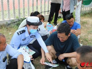 东明交警护航高考，安全宣传“扇”递清凉