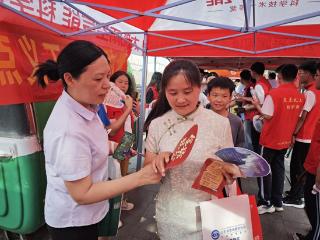 邮储银行临沂市费县支行暖心服务进驻高考考点，为家长送上“防诈护考包”