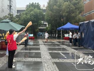 安徽首批完考学生冲出高考考场，“显眼包”家长们迎接考生归来