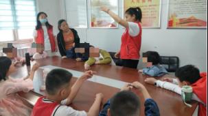 济南市莱芜区凤城街道社工站开展“青春扎染 非遗传承”未成年人兴趣小组活动