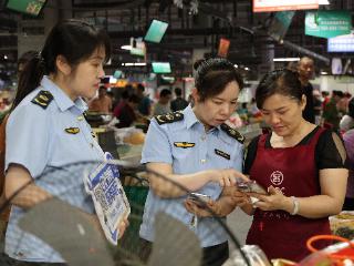 广西百色深入农贸市场开展年报宣传服务