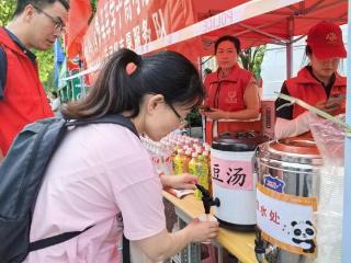 青岛西海岸新区辛安街道：退役军人志愿者护航高考献爱心