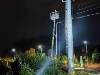 暴雨强风天气 安龙供电局紧急抢修复电