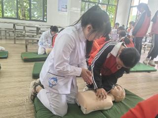 贵阳市妇幼保健院走进花溪第四中学开展“2025心肺复苏周”宣传教育活动