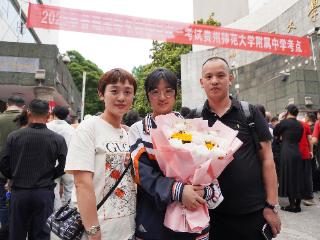 高考结束鲜花相迎！考生黄心怡：物理题型有变化，感谢父母一路陪伴