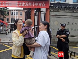 高考结束！这位考生最想做的事竟然是带孩子！双向奔赴的爱让人感动
