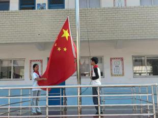 余干县大溪乡中心小学举行少先队入队仪式