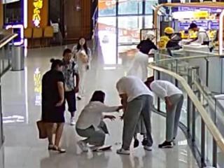 男孩糖葫芦卡喉 市民用海姆立克法20秒助其脱险