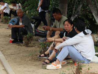 2025高考季丨考场外默默陪“烤”，给考生最坚定的支持