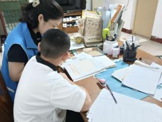南苑街道忠心闸社区网格员走访关爱留守儿童