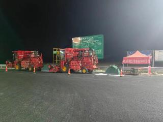 麦客夜泊收费站：当联合收割机在齐鲁高速遇见“家”的温度