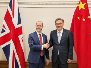 王文涛会见英国商贸大臣雷诺兹