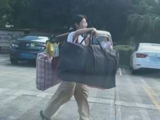 女生高考后独自挑着行李离校引热议 其所在中学回应:成绩出来前不想影响到她