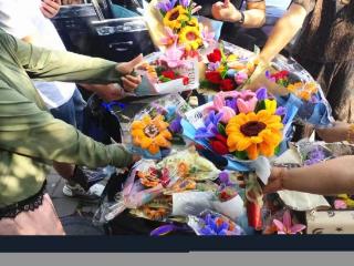 高考结束 鲜花拥抱 定格温馨瞬间