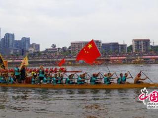 湖南泸溪：昼竞龙舟夜赏非遗 村舟“燃”动全城