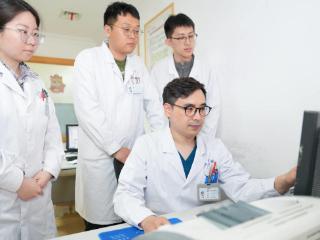 百岁老人体内存二百粒结石，毓璜顶医院微创手术破解高龄泌尿难题