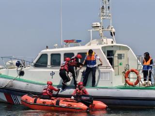 海陆空协同实战，潍坊海事局组织开展游艇人员落水应急演习