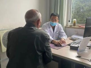 钢板断裂后的新生——66岁老人股骨重建的双向奔赴